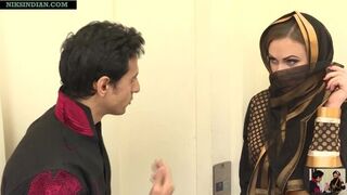 Индийскую жену-мусульманку трахнул в жопу и киску незнакомец порно