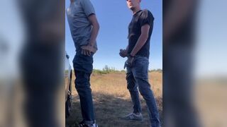 Гетеросексуальный парень трахает друга-гея на улице без презерватива и кончает в жопу порно